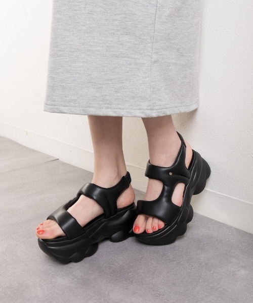 Fabby fabby(ファビィーファビィー)の「厚底パフィーサイドベルトサンダル(サンダル・レディース・ブラック・MEDIUM/LARGE/SMALL)」の4枚目の写真