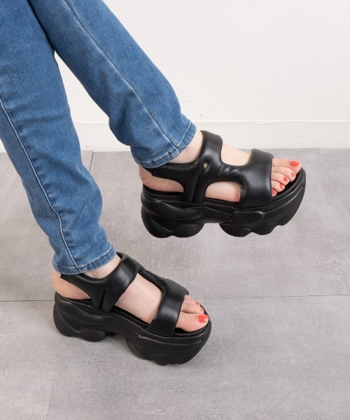 Fabby fabby(ファビィーファビィー)の「厚底パフィーサイドベルトサンダル(サンダル・レディース・ブラック・MEDIUM/LARGE/SMALL)」の6枚目の写真