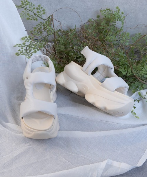 Fabby fabby(ファビィーファビィー)の「厚底パフィーサイドベルトサンダル(サンダル・レディース・ブラック・MEDIUM/LARGE/SMALL)」の19枚目の写真