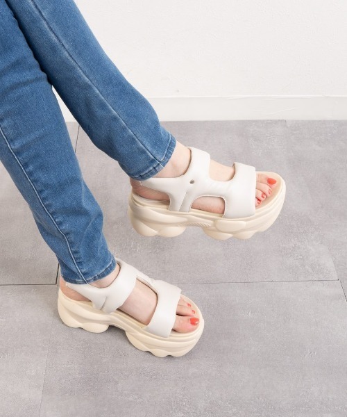 Fabby fabby(ファビィーファビィー)の「厚底パフィーサイドベルトサンダル(サンダル・レディース・ブラック・MEDIUM/LARGE/SMALL)」の22枚目の写真