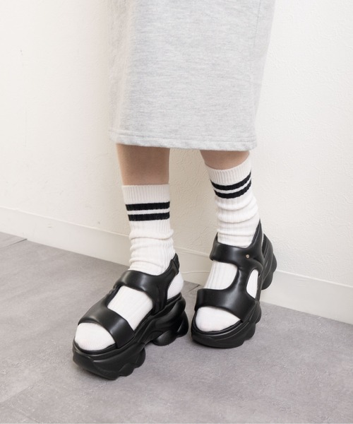 Fabby fabby(ファビィーファビィー)の「厚底パフィーサイドベルトサンダル(サンダル・レディース・ブラック・MEDIUM/LARGE/SMALL)」の7枚目の写真