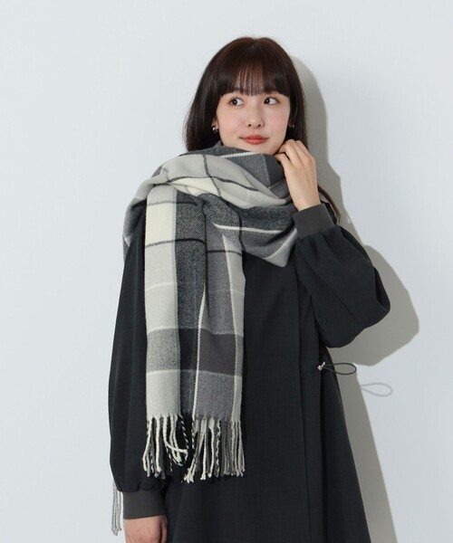 BEAMS HEART(ビームスハート)の「チェック柄 大判ストール(マフラー・レディース・ピンク/ブラウン/ブラック/ホワイト系その他5/ベージュ/ダークブラウン/レッド・ONE SIZE)」の15枚目の写真