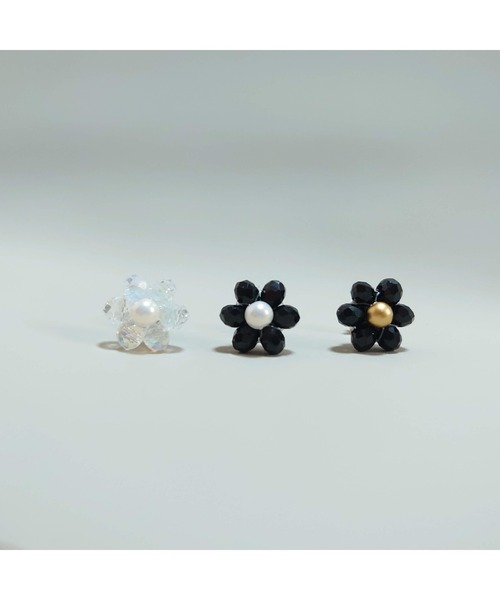 tone(トーン)の「【SunnyBOX】ビーズフラワーの一粒ピアス(MA)(ピアス(両耳用)・レディース・クリア/ブラック/ブラック×ゴールド/ホワイト/オレンジ/レッド・FREE)」の3枚目の写真