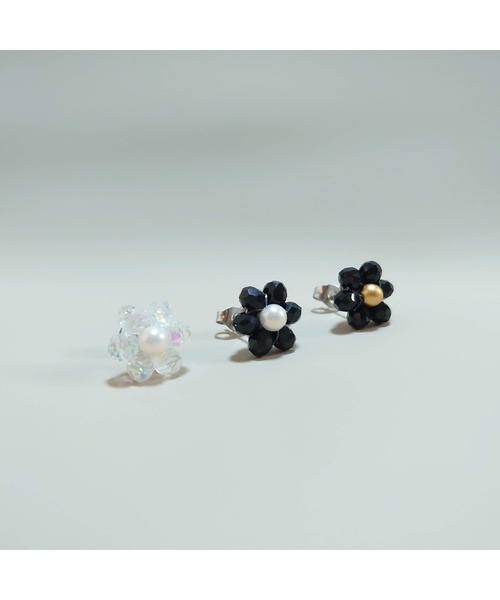 tone(トーン)の「【SunnyBOX】ビーズフラワーの一粒ピアス(MA)(ピアス(両耳用)・レディース・クリア/ブラック/ブラック×ゴールド/ホワイト/オレンジ/レッド・FREE)」の7枚目の写真