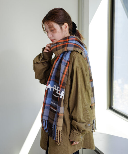 Kastane（カスタネ）の「*チェックラージマフラー（マフラー・レディース・オレンジ/ブラウン・FREE）」の4枚目の写真