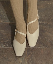 スラッシュストラップパンプス