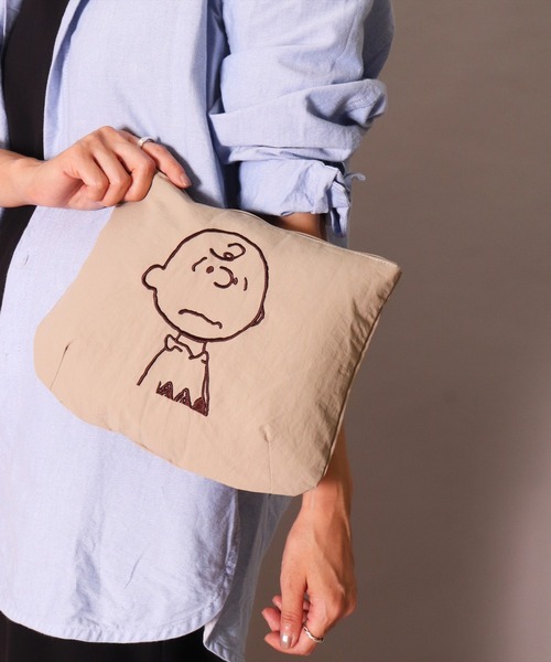 PEANUTS（ピーナッツ）の「(ACT)【PEANUTS】フェイス 刺繍 ナイロン ポーチ（ポーチ・レディース・ライトピンク/ダークベージュ/チャコールグレー/スカイブルー/ブラック/イエロー/アイボリー/セージグリーン・ONE SIZE）」の4枚目の写真
