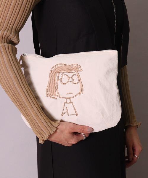 PEANUTS（ピーナッツ）の「(ACT)【PEANUTS】フェイス 刺繍 ナイロン ポーチ（ポーチ・レディース・ライトピンク/ダークベージュ/チャコールグレー/スカイブルー/ブラック/イエロー/アイボリー/セージグリーン・ONE SIZE）」の2枚目の写真