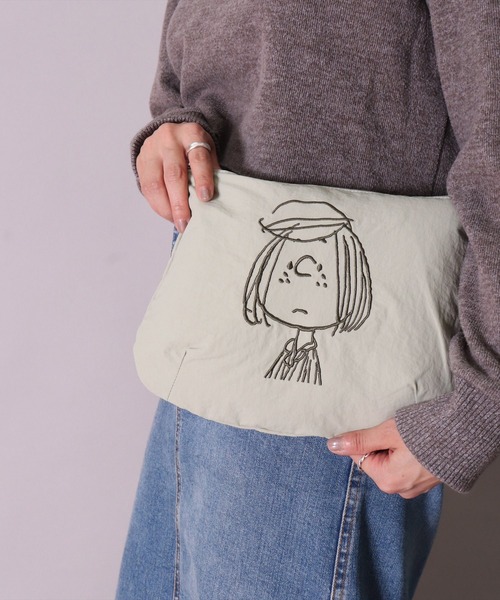 PEANUTS（ピーナッツ）の「(ACT)【PEANUTS】フェイス 刺繍 ナイロン ポーチ（ポーチ・レディース・ライトピンク/ダークベージュ/チャコールグレー/スカイブルー/ブラック/イエロー/アイボリー/セージグリーン・ONE SIZE）」の5枚目の写真