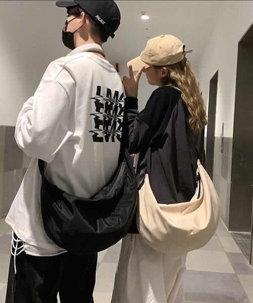 link lot（リンクロット）の「【軽量】ハーフムーンナイロンビッグショルダーバッグ 【男女兼用】（ショルダーバッグ・メンズ・アイボリー/ブラック/グリーン・F）」の4枚目の写真
