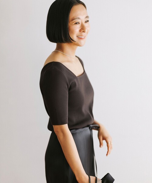 SLOANE(スローン)の「【別注】スタイリスト佐藤佳菜子 × SLOANE / スクエアネック リブ Tシャツ(Tシャツ/カットソー・レディース・ブラック/ホワイト/ダークブラウン・1/2)」の3枚目の写真