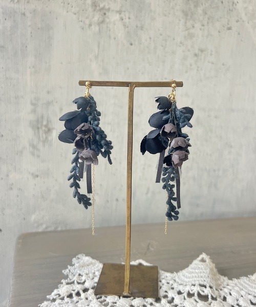 m.soeur（エムスール）の「スズランの花束ピアス（ピアス（両耳用）・レディース・ホワイト/ブラック/グレー・FREE）」の2枚目の写真