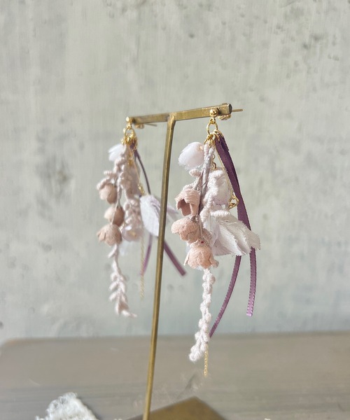 m.soeur（エムスール）の「スズランの花束ピアス（ピアス（両耳用）・レディース・ホワイト/ブラック/グレー・FREE）」の7枚目の写真