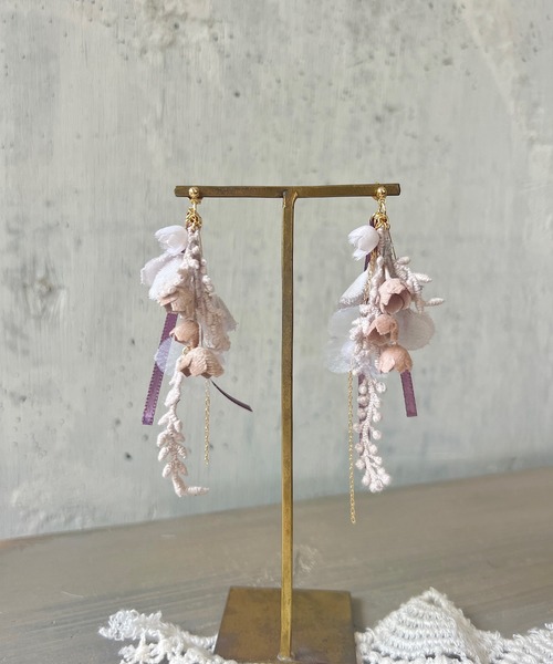 m.soeur（エムスール）の「スズランの花束ピアス（ピアス（両耳用）・レディース・ホワイト/ブラック/グレー・FREE）」の6枚目の写真