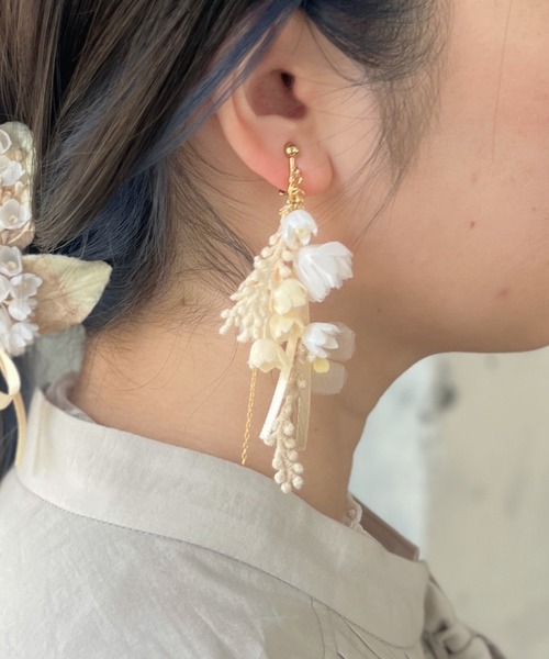 m.soeur（エムスール）の「スズランの花束ピアス（ピアス（両耳用）・レディース・ホワイト/ブラック/グレー・FREE）」の4枚目の写真