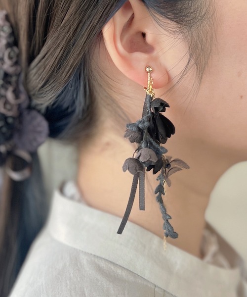 m.soeur（エムスール）の「スズランの花束ピアス（ピアス（両耳用）・レディース・ホワイト/ブラック/グレー・FREE）」の5枚目の写真