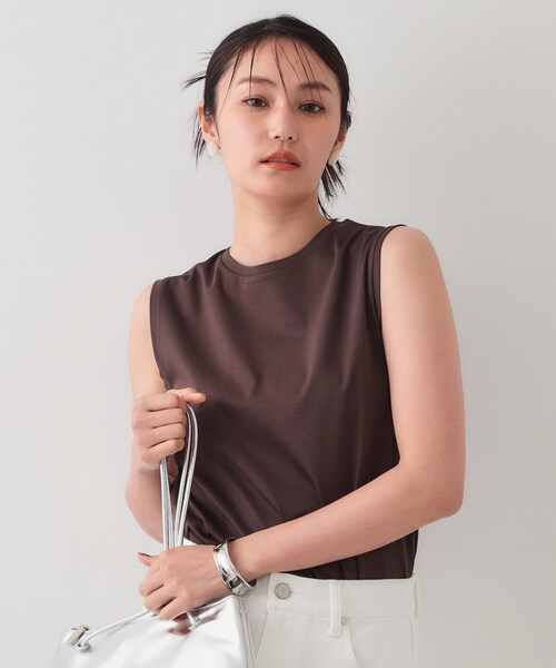 OPAQUE.CLIP(オペークドットクリップ)の「《5色展開》ベーシックノースリーブトップス【接触冷感/洗濯機洗い可】(タンクトップ・レディース・ホワイト/ブラック/ブラウン系その他5/ライトイエロー系8/チャコールグレー・40/38/42/36)」の5枚目の写真