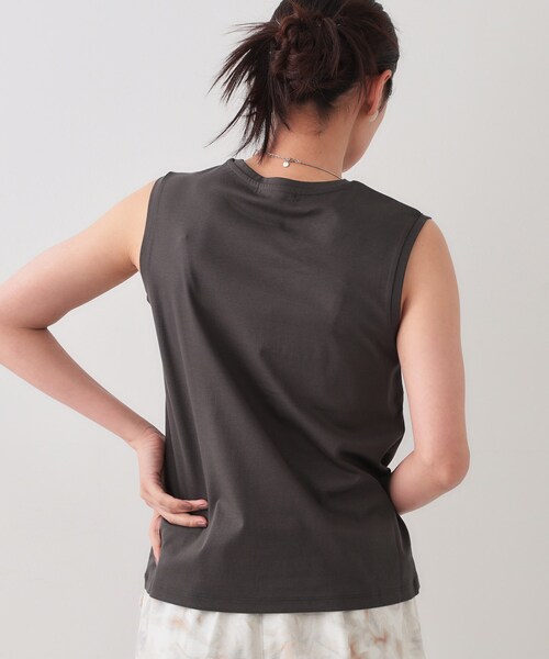 OPAQUE.CLIP(オペークドットクリップ)の「《5色展開》ベーシックノースリーブトップス【接触冷感/洗濯機洗い可】(タンクトップ・レディース・ホワイト/ブラック/ブラウン系その他5/ライトイエロー系8/チャコールグレー・40/38/42/36)」の16枚目の写真