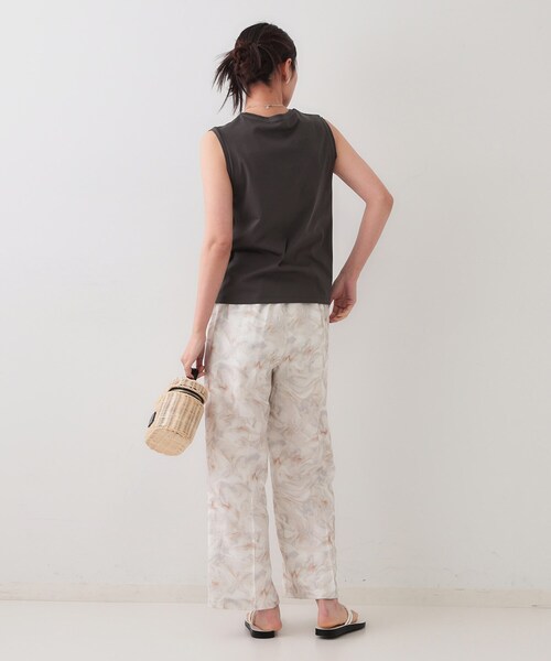 OPAQUE.CLIP(オペークドットクリップ)の「《5色展開》ベーシックノースリーブトップス【接触冷感/洗濯機洗い可】(タンクトップ・レディース・ホワイト/ブラック/ブラウン系その他5/ライトイエロー系8/チャコールグレー・40/38/42/36)」の18枚目の写真