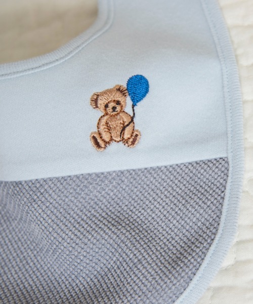 BRANSHES(ブランシェス)の「【ベビー】くま刺繍異素材切替スタイ(スタイ/よだれかけ・キッズ・ブルー/アイボリー・FREE)」の8枚目の写真