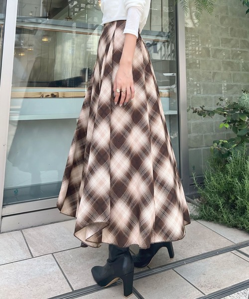 CHARME BY MICOLA(シャルムバイミコラ)の「生地を広く贅沢に使った美フレアシルエット♪今年トレンドのチェック柄!ドラマティカルロングスカート(スカート・レディース・ネイビー/ブラウン・FREE)」の11枚目の写真