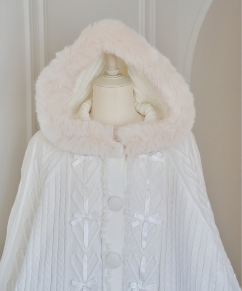 mellfy memory(メルフィーメモリー)の「Fluffy Meringue Ribbon ニットポンチョ(ポンチョ・レディース・ホワイト/ピンク・FREE)」の5枚目の写真