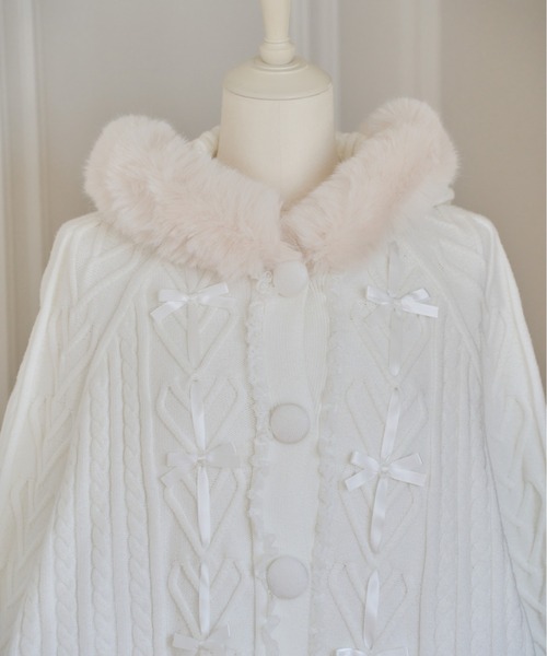 mellfy memory(メルフィーメモリー)の「Fluffy Meringue Ribbon ニットポンチョ(ポンチョ・レディース・ホワイト/ピンク・FREE)」の4枚目の写真