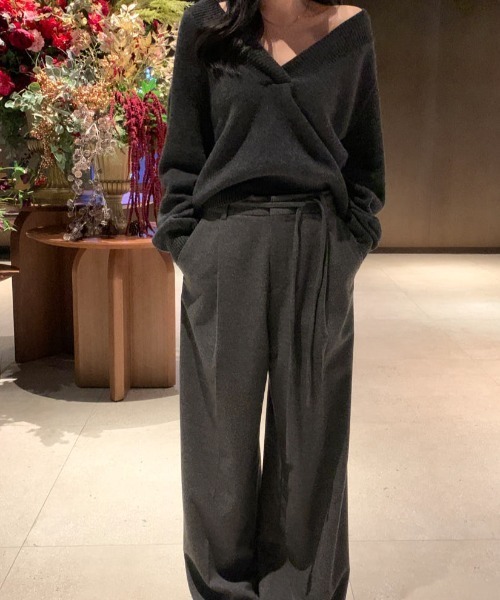 FAVORITO(ファヴォリート)の「Vネックオフショルダーセーター(ニット/セーター・レディース・ダークグレー/ベージュ・F)」の19枚目の写真