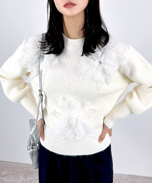 CLOTHY(クロシィ)の「【立体的なモチーフがコーデの主役になる1枚】フラワーモチーフニットトップス(ニット/セーター・レディース・サックスブルー/ピンク/オフホワイト・FREE)」の2枚目の写真