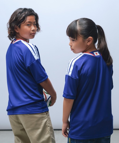 adidas（アディダス）の「キッズ アディダス サッカー日本代表 2026 ホーム レプリカ ユニフォーム / adidas（Tシャツ/カットソー・キッズ・ブルー・130/140/150/160）」の2枚目の写真