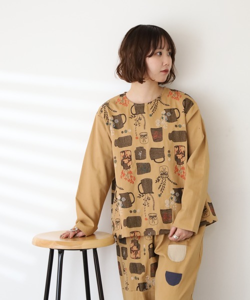 Emago(イマゴ)の「EMAGO ツボと花刺繍ブラウス 長袖(シャツ/ブラウス・レディース・ブラック/ベージュ・FREE)」の1枚目の写真