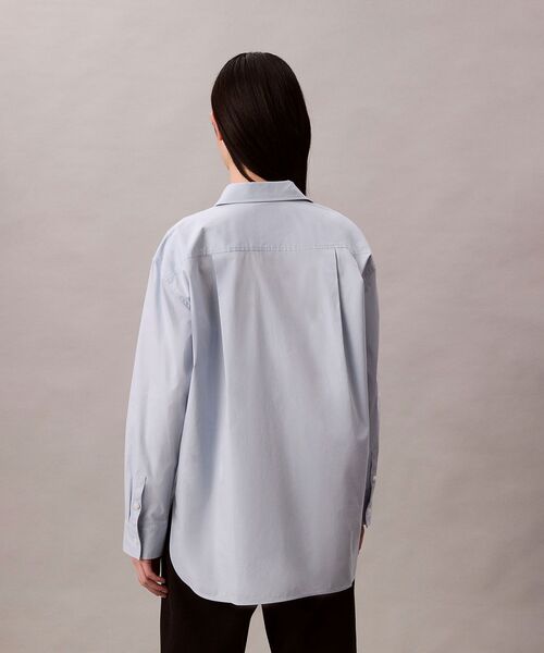 Calvin Klein(カルバン・クライン)の「シャツ - ポプリンリラックスシャツ(シャツ/ブラウス・レディース・ブルー・S/M/XS)」の2枚目の写真