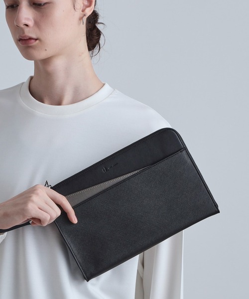 tk.TAKEO KIKUCHI（ティーケータケオキクチ）の「切替ZIPクラッチバッグ（クラッチバッグ・メンズ・ブラック/ブラック系/ブラック系1・00）」の2枚目の写真