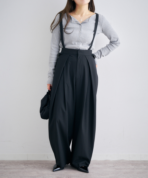 U by SPICK&SPAN（ユーバイスピックアンドスパン）の「2WAYトロタックサスペンダーパンツ（スラックス・レディース・ブラック/アイボリー・36/38）」の2枚目の写真