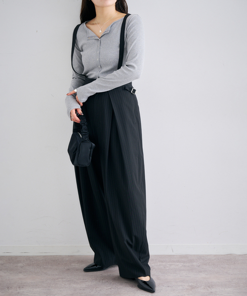 U by SPICK&SPAN（ユーバイスピックアンドスパン）の「2WAYトロタックサスペンダーパンツ（スラックス・レディース・ブラック/アイボリー・36/38）」の3枚目の写真