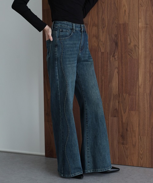 J by blue(ジェイバイブルー)の「ウェーブラインフレアデニムパンツ(デニムパンツ・レディース・ブルー/ネイビー・LARGE/MEDIUM)」の2枚目の写真