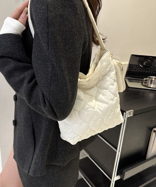 TONE SELECT GOODS(トーンセレクトグッズ)の「urbanfemine./ふんわり 軽量 ポーチ付き ハートキルティングミニバッグ U7602(ハンドバッグ・レディース・ブラック/ピンク/グリーン/ホワイト・FREE)」の1枚目の写真