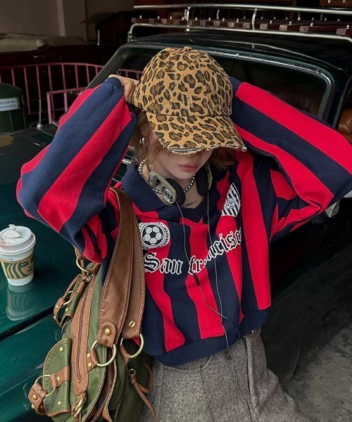 Ritzy(リッツィー)の「サッカージャージ風ストライプTシャツ(ポロシャツ・レディース・レッド/ブラック・M/L)」の1枚目の写真