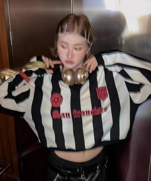 Ritzy(リッツィー)の「サッカージャージ風ストライプTシャツ(ポロシャツ・レディース・レッド/ブラック・M/L)」の7枚目の写真