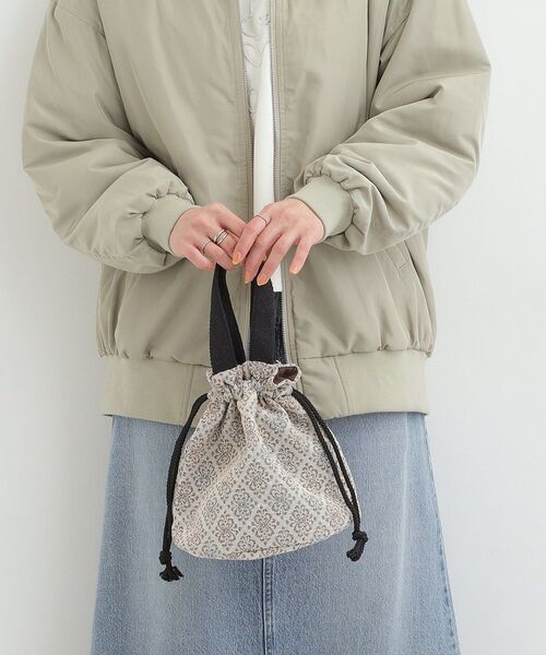 SHOO・LA・RUE（シューラルー）の「【インド製】ジャカード巾着バッグ（トートバッグ・レディース・ピンク系8/ベージュ系3/イエロー系3/ブラック系3・00）」の2枚目の写真