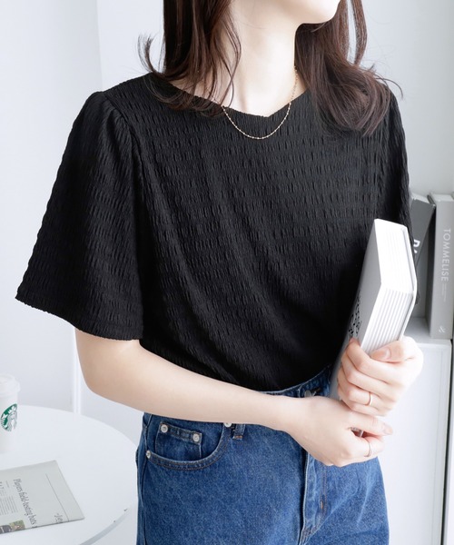 alotta(アロッタ)の「大人カジュアル!ぽこぽこジャガードフレア袖シンプルTシャツ(Tシャツ/カットソー・レディース・ブラック/ネイビー/ピンク/ホワイト・M/L/LL)」の2枚目の写真