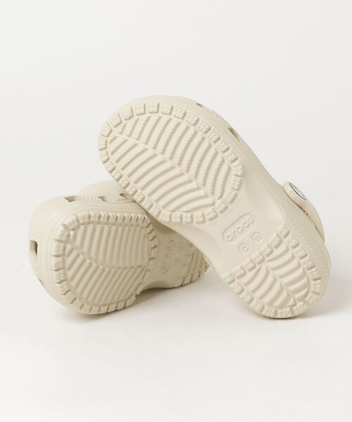 crocs（クロックス）の「CLASSIC CLOG KIDS（スニーカー・キッズ・ベージュ・18.0cm/18.5cm/19.0cm/19.5cm/20.0cm）」の2枚目の写真
