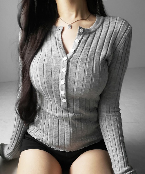 me+em select(ミームセレクト)の「【 2color 】スリムフィットヘンリーネックリブトップス / slim fit henley neck ribbed tops(その他トップス・レディース・ブラック/グレー・FREE)」の2枚目の写真