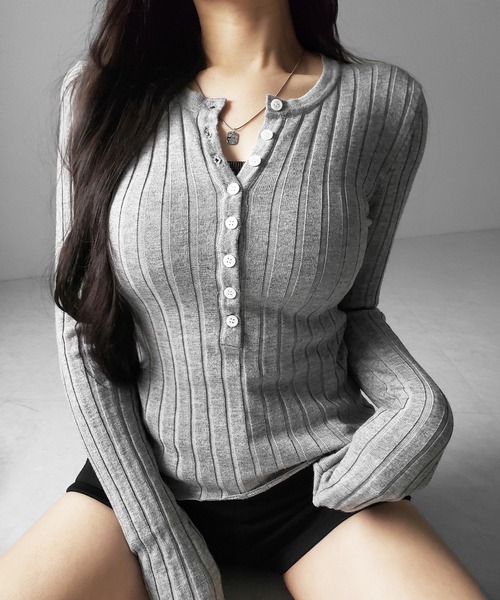 me+em select(ミームセレクト)の「【 2color 】スリムフィットヘンリーネックリブトップス / slim fit henley neck ribbed tops(その他トップス・レディース・ブラック/グレー・FREE)」の3枚目の写真