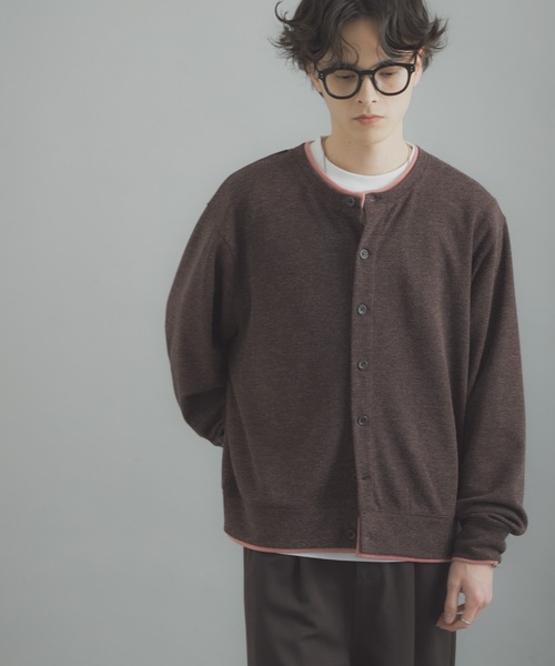 SENSE OF PLACE by URBAN RESEARCH（センスオブプレイスバイアーバンリサーチ）の「フェイクレイヤードクルーネックカーディガン（カーディガン/ボレロ・メンズ・チャコールグレー/グレー/ブラウン・MEDIUM/LARGE）」の6枚目の写真