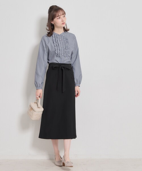 couture brooch(クチュールブローチ)の「【洗える・通勤】サイドタック ナロースカート(スカート・レディース・ナチュラル/ネイビー/サックスブルー・42/40/38/36)」の4枚目の写真