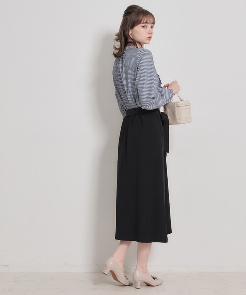 couture brooch(クチュールブローチ)の「【洗える・通勤】サイドタック ナロースカート(スカート・レディース・ナチュラル/ネイビー/サックスブルー・42/40/38/36)」の6枚目の写真