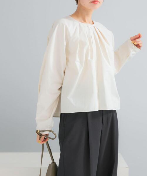 URBAN RESEARCH ROSSO WOMEN(アーバンリサーチ ロッソ)の「タックボリュームショートシャツブラウス(シャツ/ブラウス・レディース・ホワイト/チャコールグレー/イエロー系その他・FREE)」の3枚目の写真