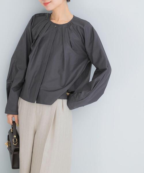 URBAN RESEARCH ROSSO WOMEN(アーバンリサーチ ロッソ)の「タックボリュームショートシャツブラウス(シャツ/ブラウス・レディース・ホワイト/チャコールグレー/イエロー系その他・FREE)」の2枚目の写真