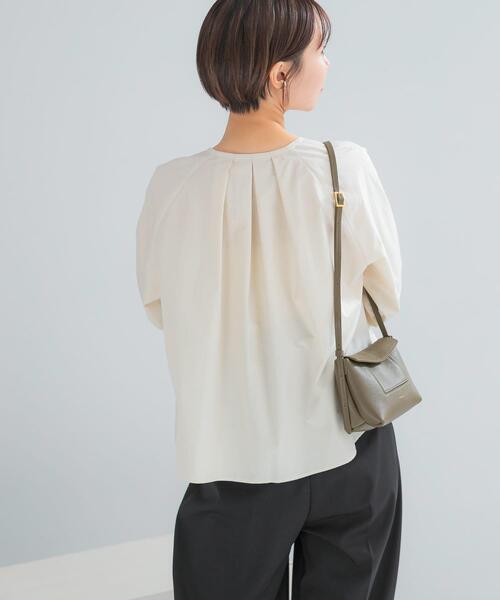 URBAN RESEARCH ROSSO WOMEN(アーバンリサーチ ロッソ)の「タックボリュームショートシャツブラウス(シャツ/ブラウス・レディース・ホワイト/チャコールグレー/イエロー系その他・FREE)」の10枚目の写真